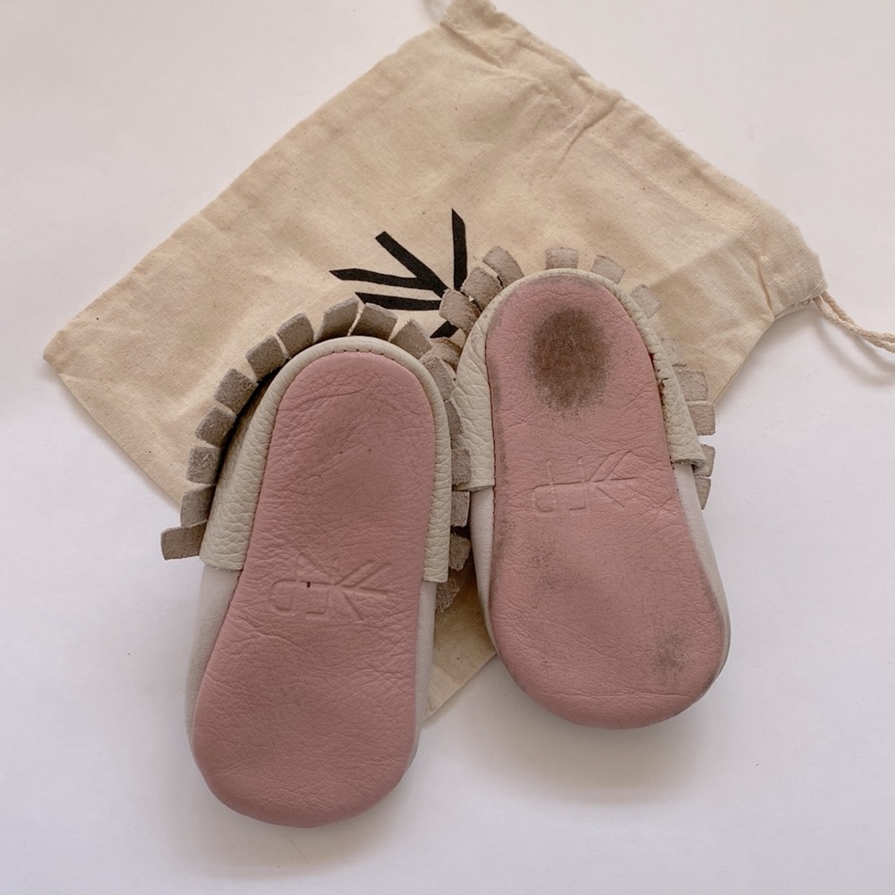 Freshly Picked Butterfly Moccasin Size 5 - Picture 2 of 3